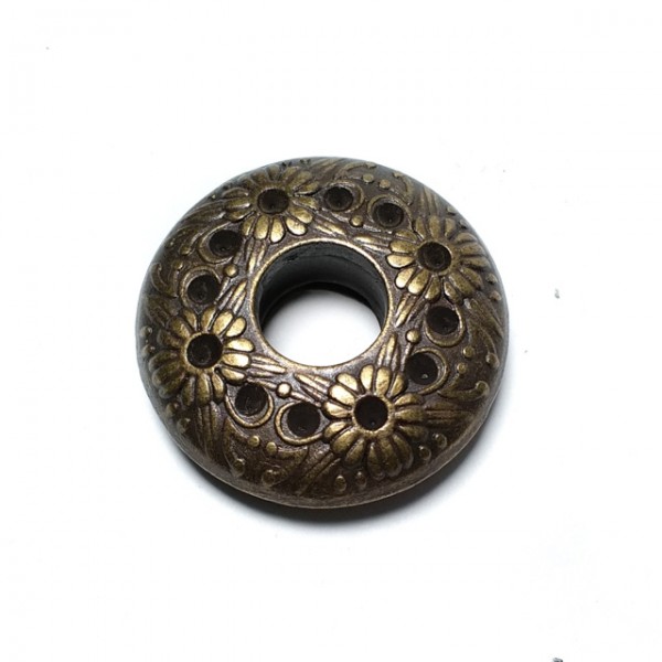 Patterned zinc alloy metal eyelet with diameter 34 mm E 377