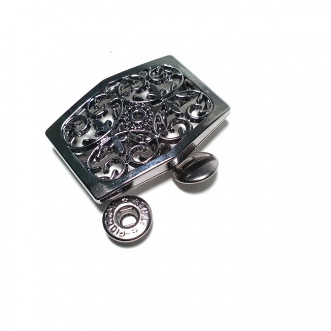 Şık desenli metal çıtçıt düğme 45 x 32 mm E 1564 Şık desenli metal çıtçıt düğme 45 x 32 mm E 1564