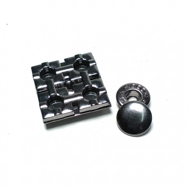 Kare çıtçıt düğme 25 x 25 mm E 1738 Kare çıtçıt düğme 25 x 25 mm E 1738