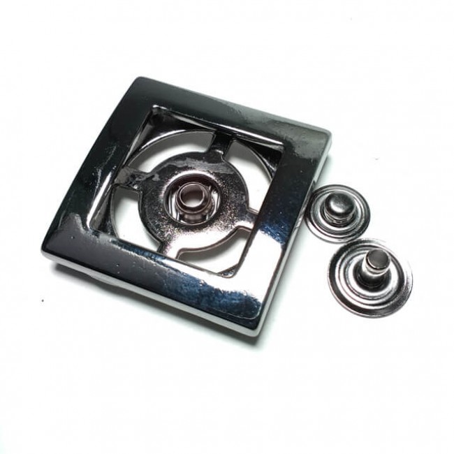 Metal çift parça çıtçıt düğme kare şekil 32 x 32 mm Е 1831 Metal çift parça çıtçıt düğme kare şekil 32 x 32 mm Е 1831