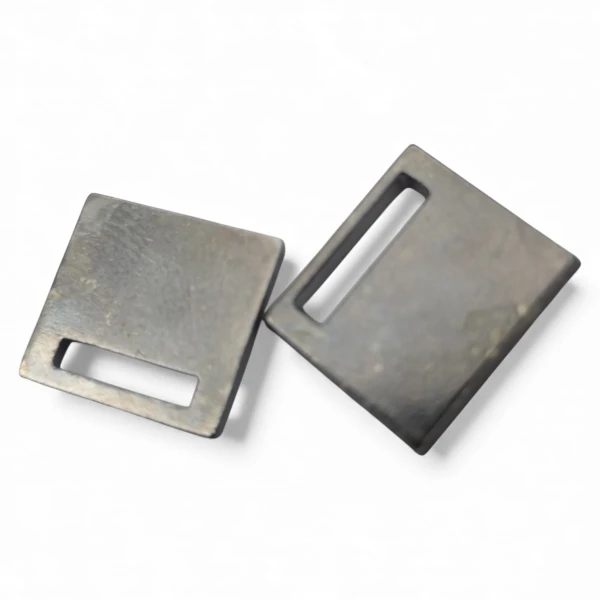 Rectangular hole sew-on label 15.1 mm x 13.4 mm E 1229