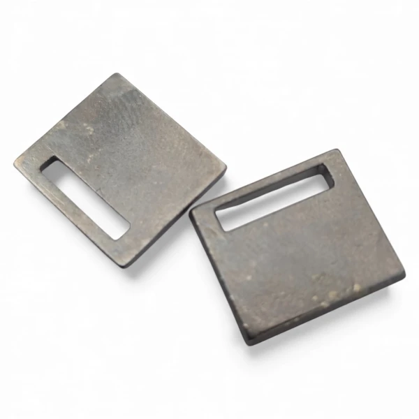 Rectangular hole sew-on label 15.1 mm x 13.4 mm E 1229