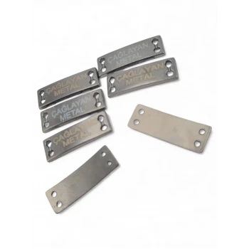 4-hole slightly curved sew-on label 21.5 mm x 7 mm E 1587