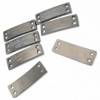 4 delikli Hafif Eğri Dikme etiket  21.5 mm x 7 mm E 1587