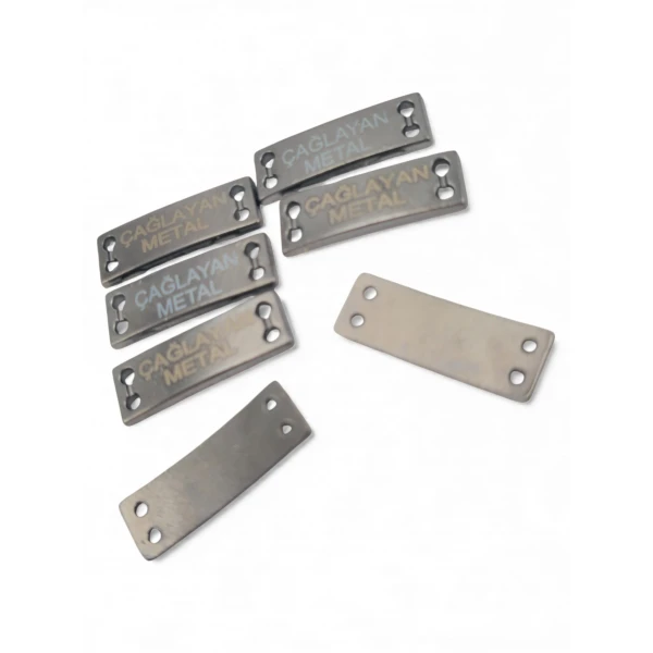 4-hole slightly curved sew-on label 21.5 mm x 7 mm E 1587