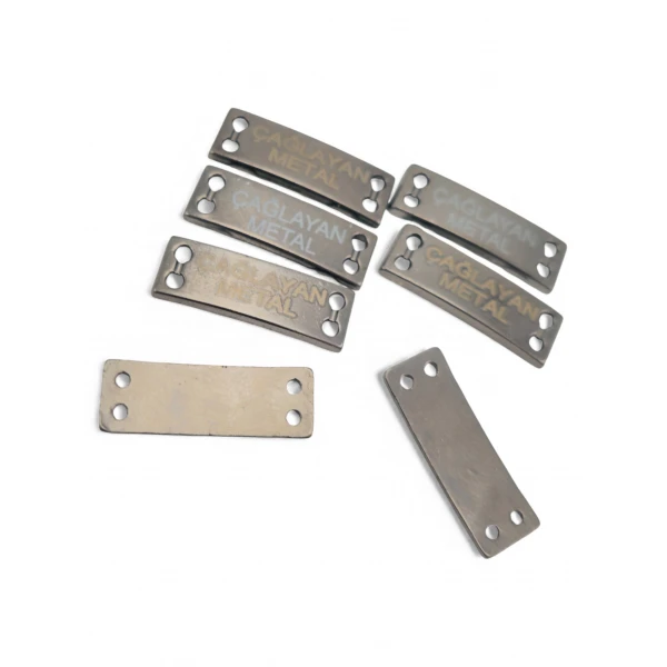 4-hole slightly curved sew-on label 21.5 mm x 7 mm E 1587