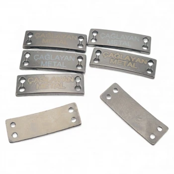 4 delikli Hafif Eğri Dikme etiket  21.5 mm x 7 mm E 1587