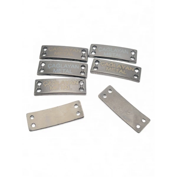 4-hole slightly curved sew-on label 21.5 mm x 7 mm E 1587