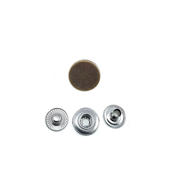 15 mm 24 boy Çıtçıt Düğme İnce Çizgi Desenli Mont Düğmesi E 1404 15 mm 24 boy Çıtçıt Düğme İnce Çizgi Desenli Mont Düğmesi E 1404
