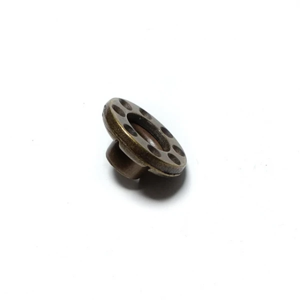 Zamak kuşgözü kaban ve mont bağcık deliği çap 17 mm E 154 Zamak kuşgözü kaban ve mont bağcık deliği çap 17 mm E 154