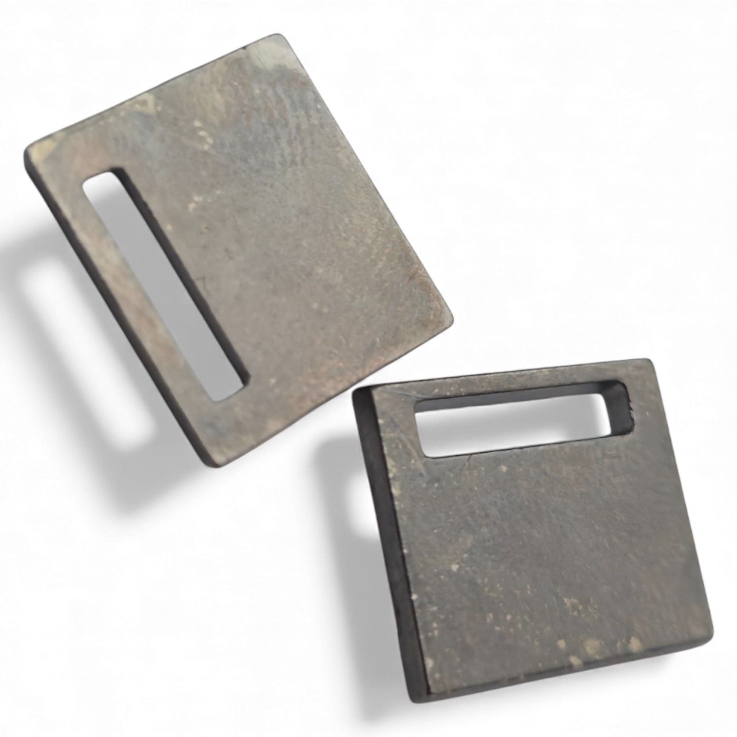 Dikdörtgen delikli Dikme etiket  15.1 mm x 13.4 mm E 1229