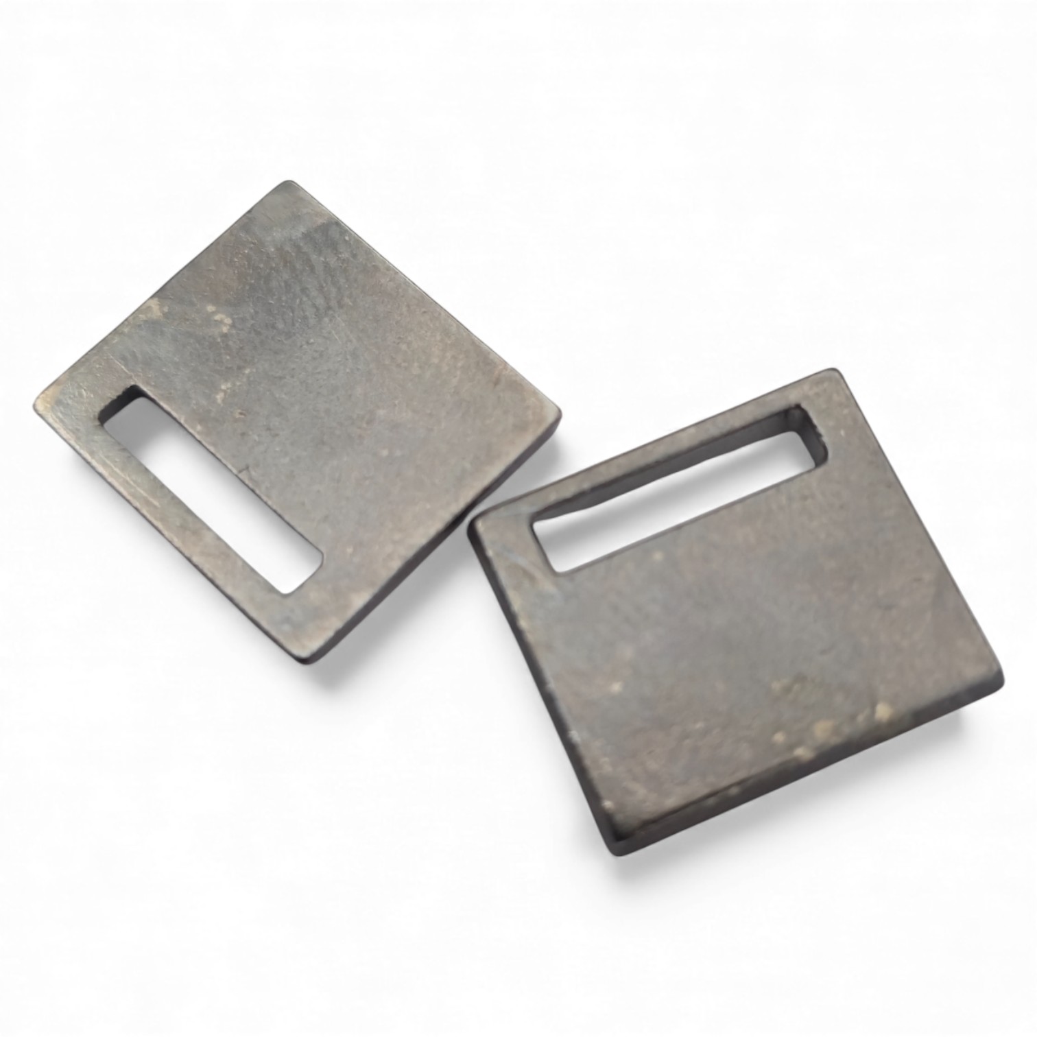 Dikdörtgen delikli Dikme etiket  15.1 mm x 13.4 mm E 1229