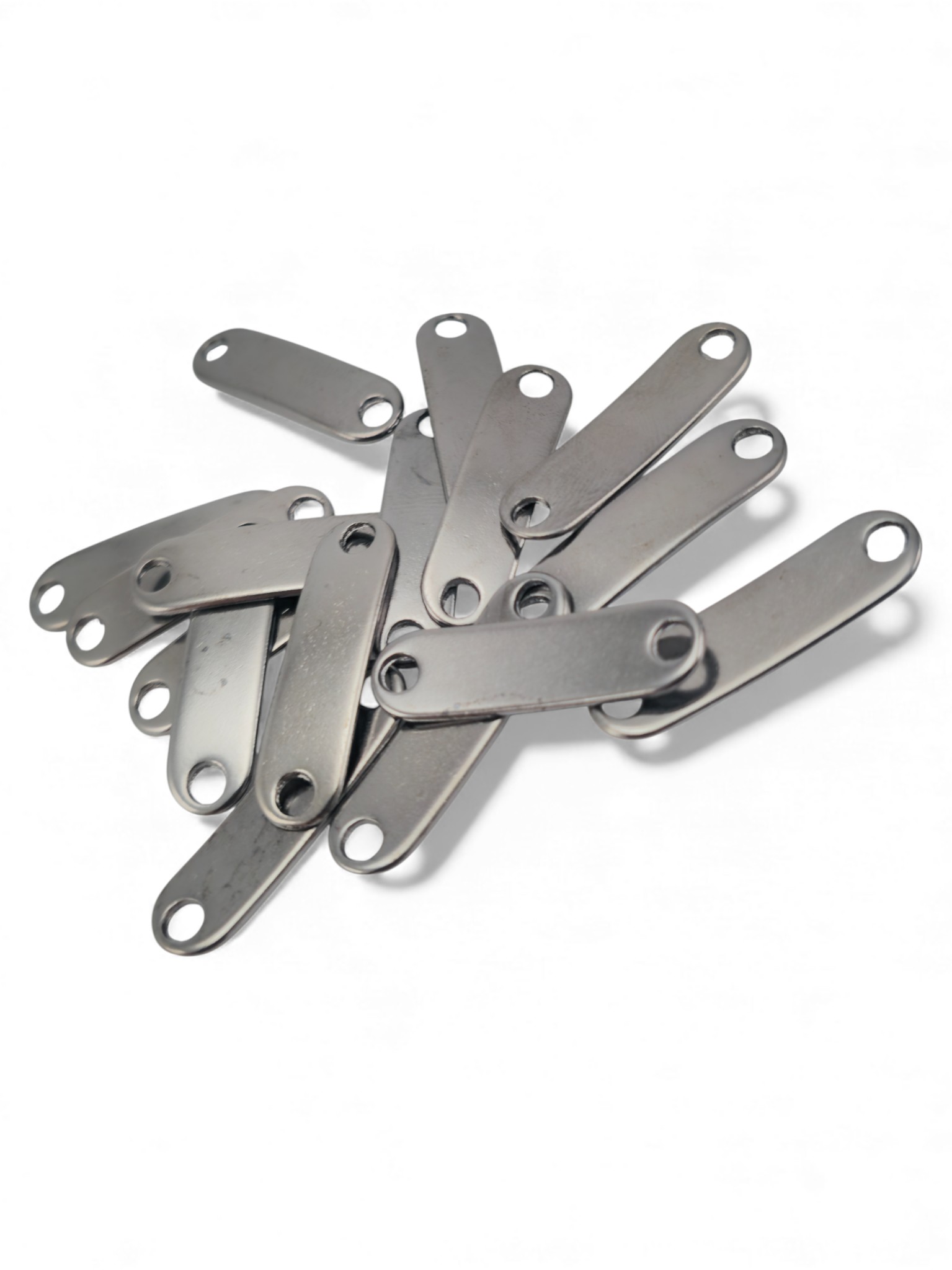 Eğri Metal Etiket Bağlantı Plakası 2 Delikli  28.6 mm x 8 mm E 677