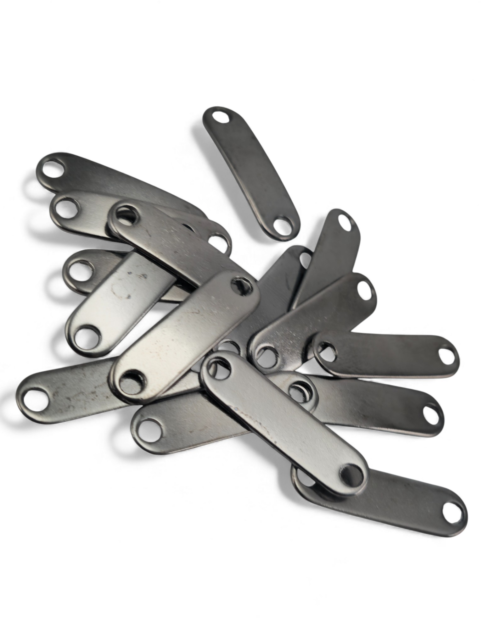 Eğri Metal Etiket Bağlantı Plakası 2 Delikli  28.6 mm x 8 mm E 677