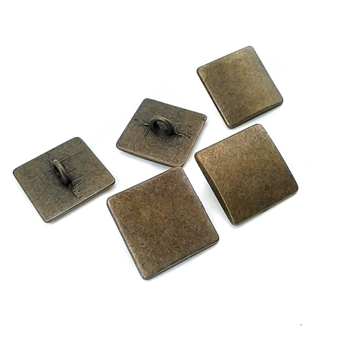18 mm - 28 boy Desensiz Kare Metal  Düğme E 134