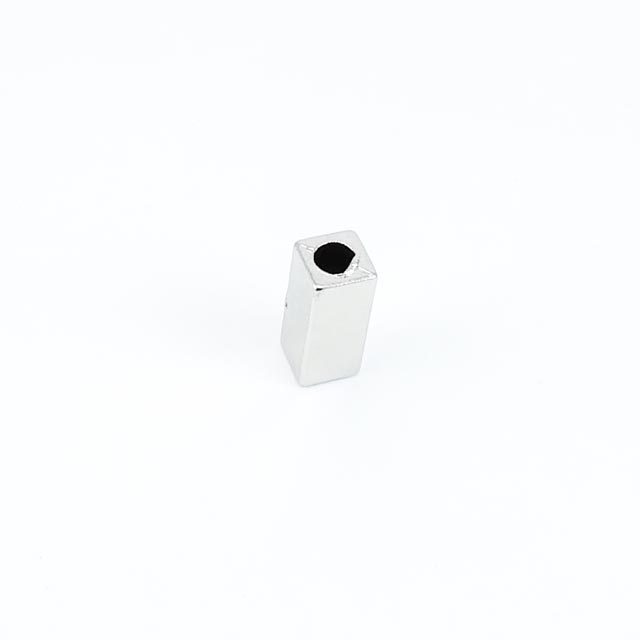 Metal bağucu sade dikdörtgen şekil çap 6 mm boy 14 mm E 1694