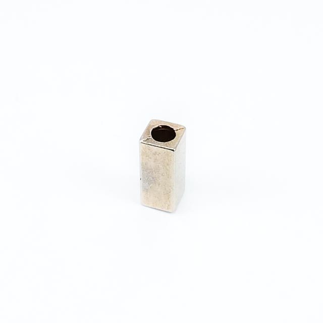 Metal bağucu sade dikdörtgen şekil çap 6 mm boy 14 mm E 1694