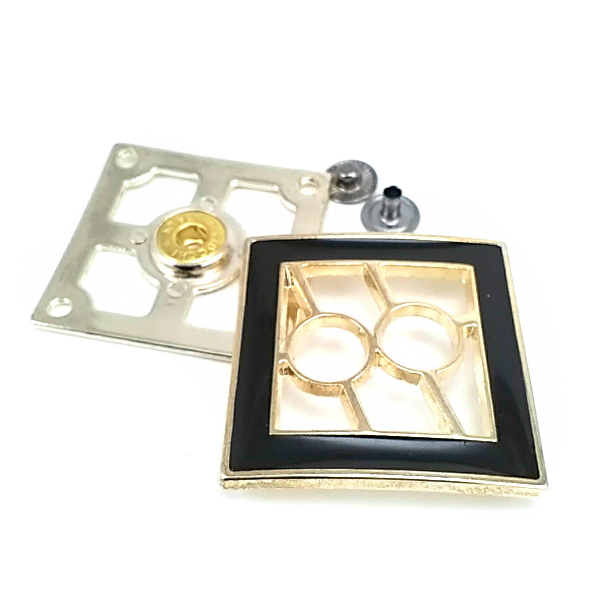 Desenli ve şık metal çıtçıt düğme 42 x 42 mm E 1310