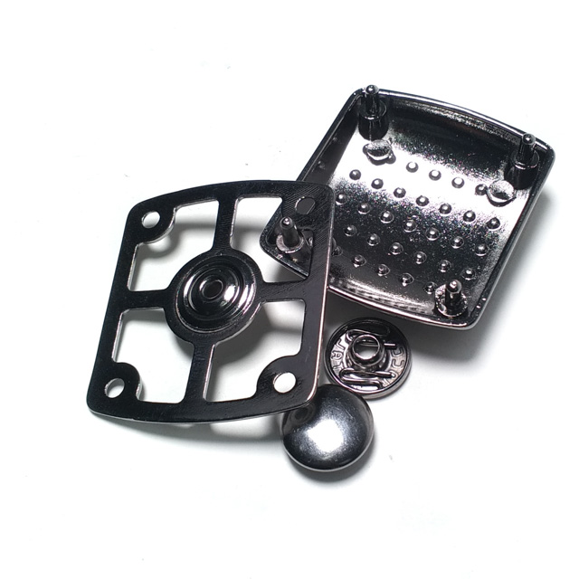 Large square snap button 38 x 34 mm