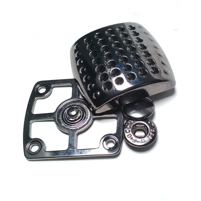 Large square snap button 38 x 34 mm